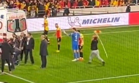Fan attacks goalkeeper, goztepe v altay Turkey