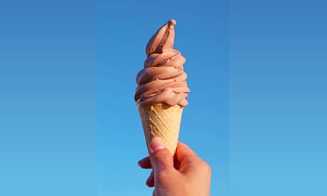 Cono de helado de chocolate suave.