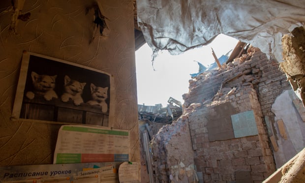 木曜日の朝、ウクライナのハルキウ市で、土曜日に建物がロシアの砲弾に襲われた。