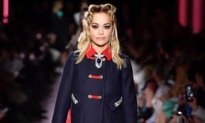 Rita Ora camina por la pasarela en el desfile de modas Miu Miu a principios de este año.