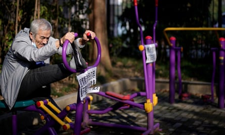 Un vieil homme s'entraîne sur une machine d'exercice dans un parc de Shanghai.