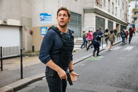 Should he really be holding his gun like that? … John Krasinski in Jack Ryan.