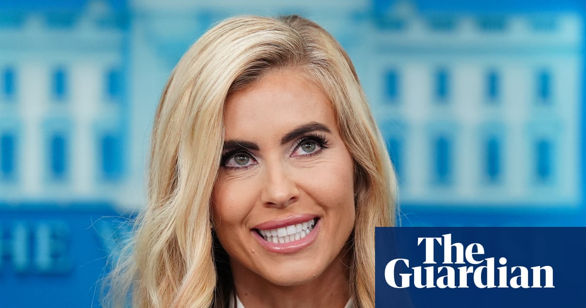 Katie Zacharia holds awkward debut briefing as Trump's press secretary - video