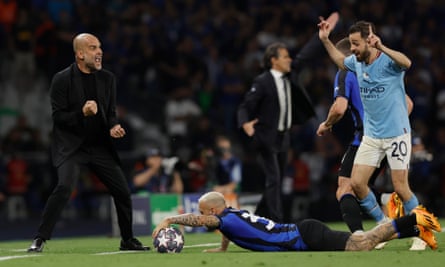 Pep Guardiola urges on his players in the final minute of the match against Internazionale at the Ataturk Olympic Stadium.