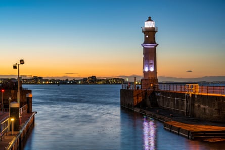 Newhaven Lighthouse at dusk – Newhaven, Edinburgh, Scotland, UK2M59MCE Newhaven Lighthouse at dusk – Newhaven, Edinburgh, Scotland, UK