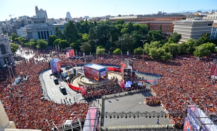 Thousands of Spain supporters stitchery astatine Plaza de Cibeles successful Madrid connected Monday