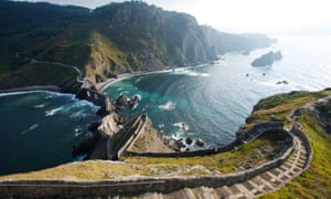 Walkway to island of San Juan de Gaztelugatxe from hilltop of island.San Juan de Gaztelugatxe, Pais Vasco, Spain, Europe