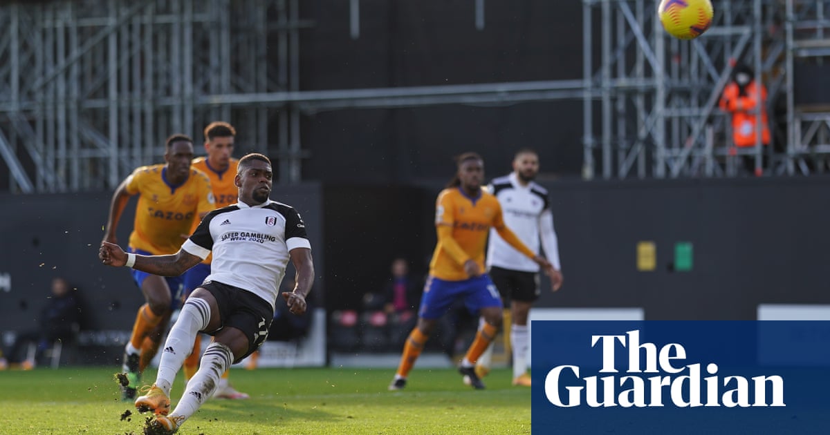 Everton hold on for win after Ivan Cavaleiros penalty miss costs Fulham