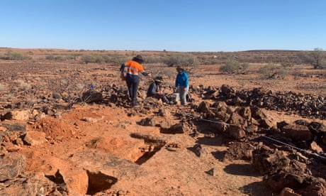Researchers excavate a gunyah - a traditional dwelling - on the traditional land of the Mithaka people in Queensland's Channel Country
