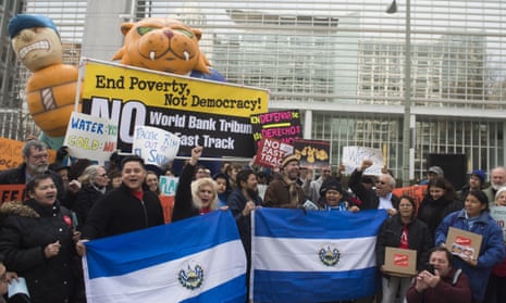 Demonstrators in Washington DC protest against the World Bank’s tardy response to resolving the lawsuit against El Salvador, March 2015