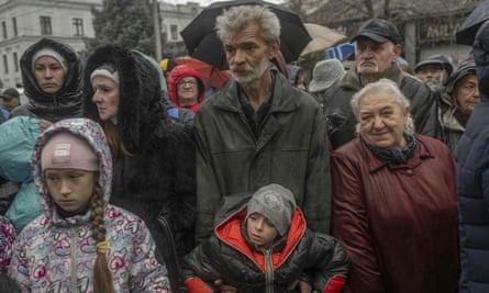 Les gens assistent à une distribution de fournitures d'aide à Kherson jeudi.