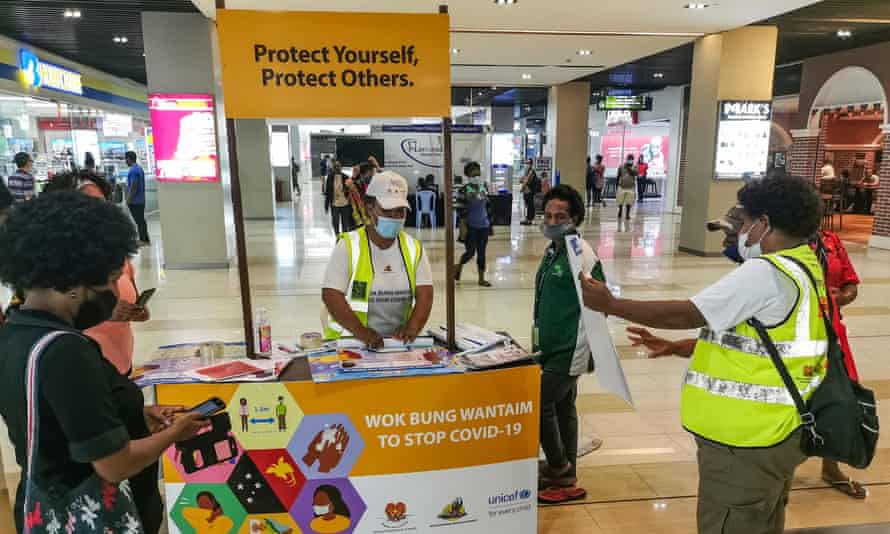 People learn prevention knowledge about COVID-19 at a shopping centre in Port Moresby of Papua New Guinea (PNG), 4 September, 2020.
