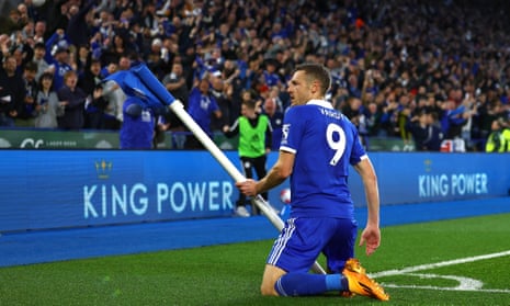 Jamie Vardy dari Leicester City merayakan gol kedua mereka.