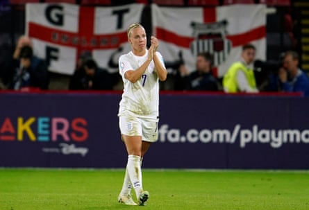 Beth Mead applaudit la foule lors de la victoire de l'Angleterre en demi-finale contre la Suède lors de l'Euro de l'an dernier