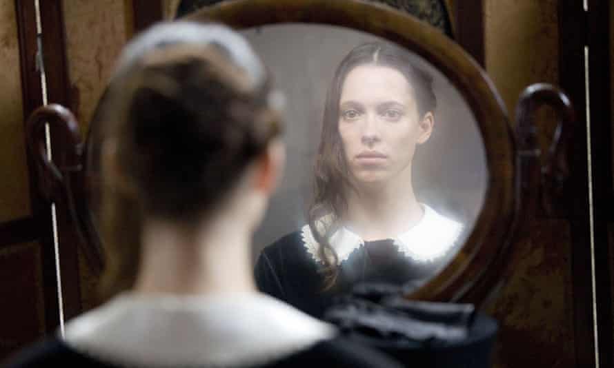 Rebecca Hall comme Antoinette Cosway