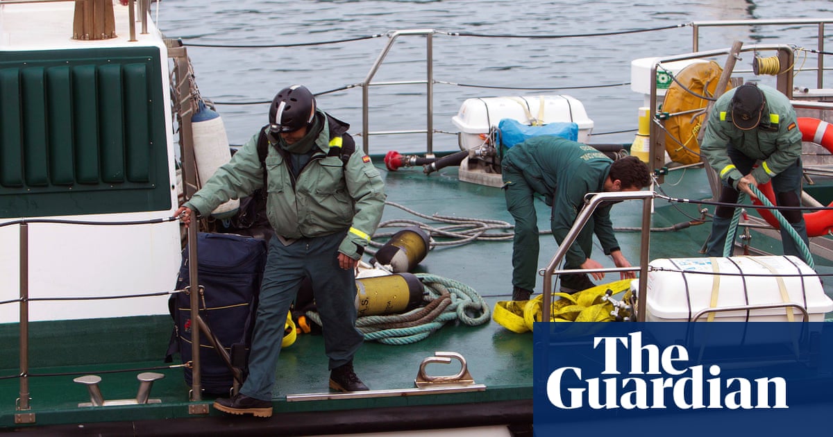 Spanish police attempt to refloat captured 'narco-submarine'