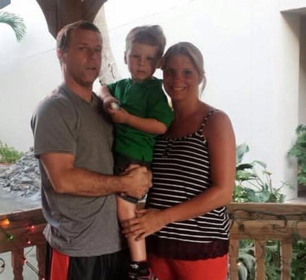 O casal está com Allyn segurando Nate entre eles