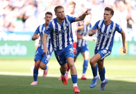 Carlos Vicente celebrates scoring for Alavés against Atlético Madrid.