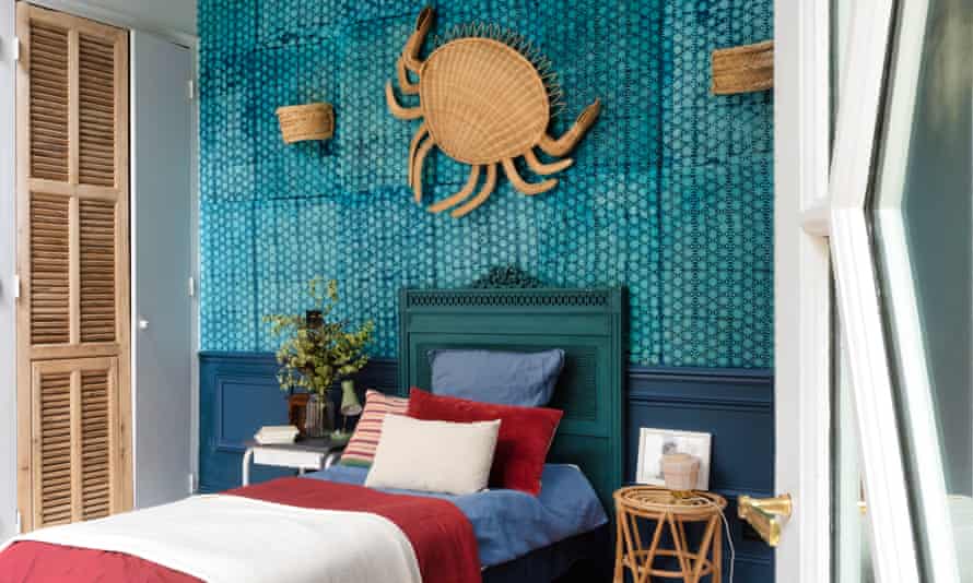 Caranguejo de rattan (de Maisons du Monde) no quarto do filho de Delaye no fundo de papel de parede texturizado de Lemon de Sauvage