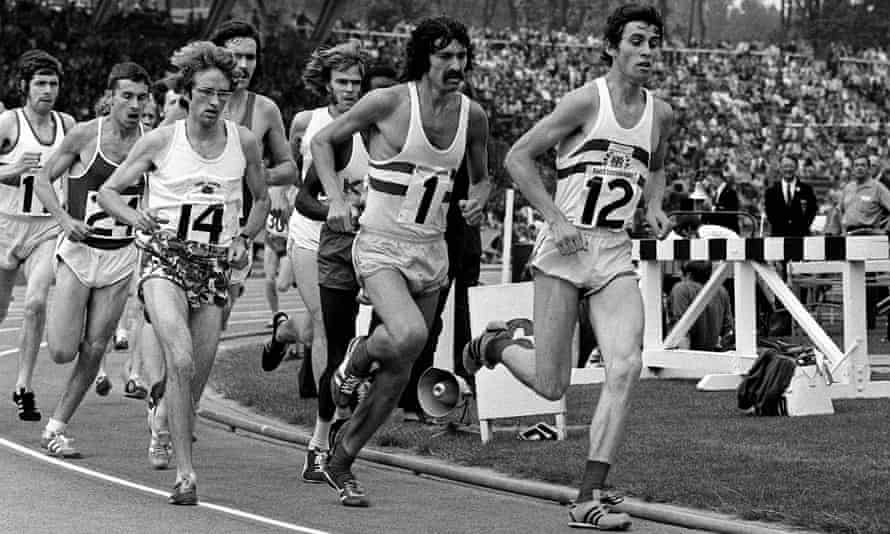 Дейв Бедфорд (№ 1) на път да счупи световния рекорд на 10 000 метра през 1973 г.