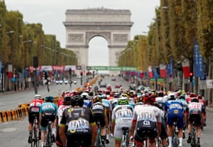 The peloton races towards the Arc de Triomphe.