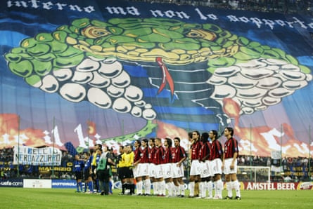 Milan dan Inter berbaris sebelum kick-off.