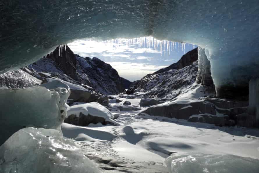 منظر من الكهف الجليدي البعيد في Eagle Glacier في Junau ، ألاسكا.