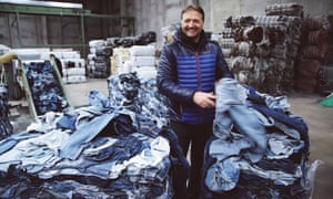 Bert van Son, fondateur de Mud Jeans, dans une usine de recyclage basée à Valence, en Espagne.