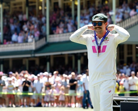 सिडनी में पांचवें एशेज टेस्ट के बाद मैच के सर्वश्रेष्ठ खिलाड़ी चुने जाने के बाद ट्रैविस हेड अपने पदक के साथ।