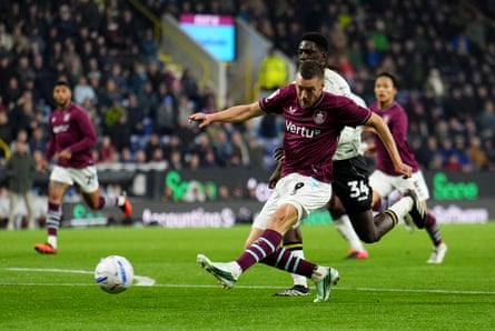 Jamie Vardy gives Burnley an early lead.