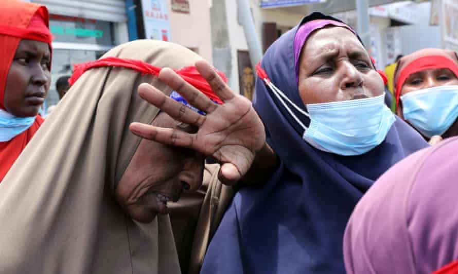 A Somali woman mourns her so