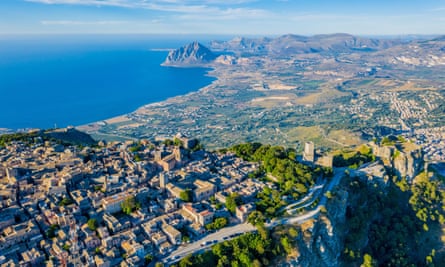 Erice ada di gunung di barat laut Sisilia, dekat Trapani.