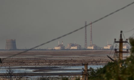 محطة زابوريزهيا للطاقة النووية، وهي الأكبر في أوروبا، تظهر في خلفية خزان كاخوفكا الضحل بعد انهيار السد في إنيرجودار بأوكرانيا التي تحتلها روسيا في يونيو/حزيران.