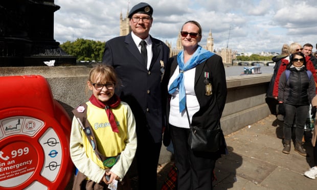 Mourners sprint for final probability to affix queue for the Queen’s lying-in-state | Queen Elizabeth II 3 Hayley and James Frost with their daughter Elinor