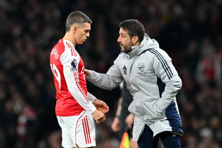 Nicolas Jover speaks to Leandro Trossard