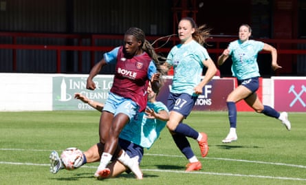 Asseyi shoots to score as London City Lionesses players close around her