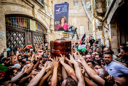 Mourners carry the coffin of Al Jazeera journalist Shireen Abu Akleh