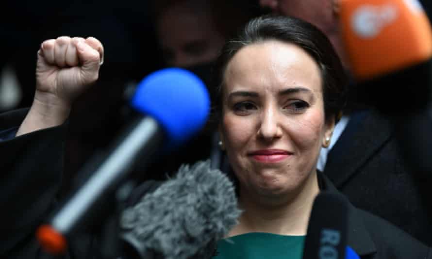 Stella Moris vor dem Old Bailey