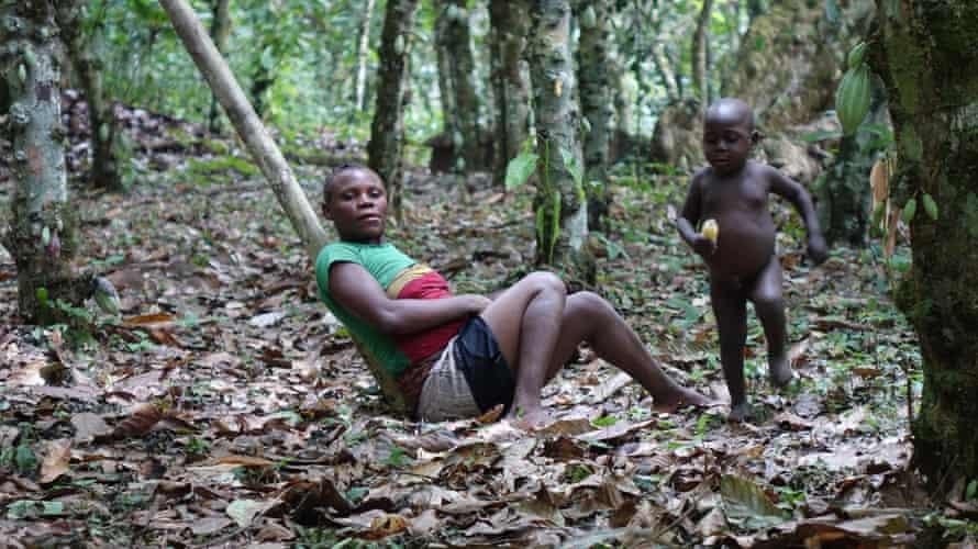 A Baka woman and her child rest in Messok Dja forest after a fishing expedition.