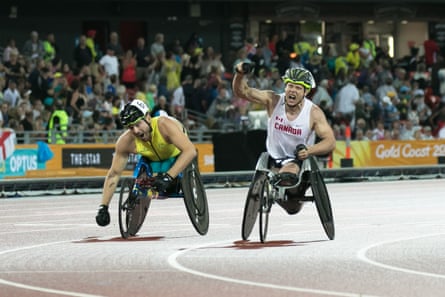 Alexandre Dupont finishing first with Australian Kurt Fearnley just behind him in the T54 1,500m final