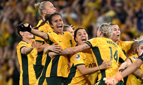 Mary Fowler celebrates with her Matildas teammates after Cortnee Vine’s decisive penalty in the shootout against France.