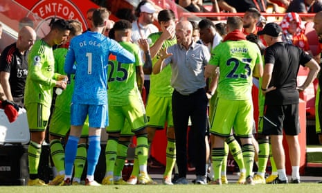 The Manchester United manager, Erik ten Hag, talks with his players during a cooling break in the defeat against Brentford.