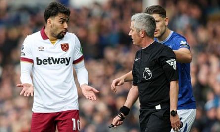 Lucas Paquetá do West Ham United apela ao árbitro Darren Bond após pênalti não ser marcado contra o Everton