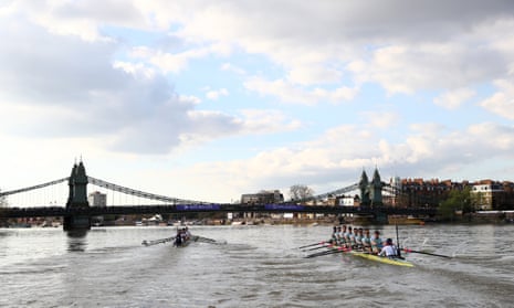 The Oxford men’s crew (left) lead Cambridge. Their advantage held throughout the race, though it never seemed insurmountable.