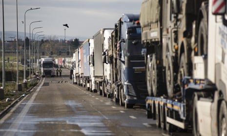 수백 대의 트럭이 메디카의 폴란드-우크라이나 국경으로 향하는 길가에 줄지어 서 있습니다.  폴란드 농민들은 우크라이나 국경에서 운송 노동자들의 항의에 동참했습니다.  폴란드 트럭 운전사들은 11월 6일부터 세 곳의 검문소에서 EU의 우크라이나 트럭 운송 규정 자유화에 항의해 왔으며 이로 인해 국경 양쪽에 긴 줄이 늘어서게 되었습니다.