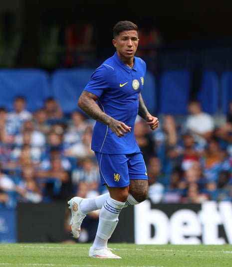 Enzo Fernandez durante o amistoso de pré-temporada entre Chelsea e Real Sociedad em Stamford Bridge