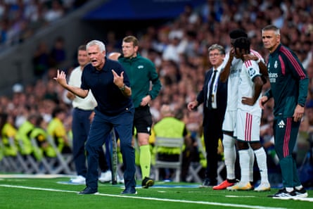 José Mourinho shouts oder on the touchline