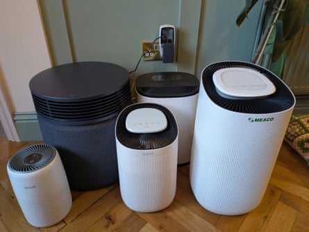Pete Wise testing air purifiers