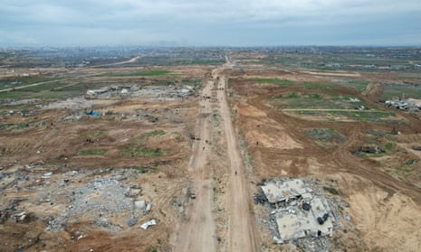 Uma visão de drones mostra o povo palestino passando pelos escombros depois que as forças israelenses se retiraram do corredor Netzarim.