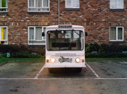 Tenho muitas garrafas: um tour com os últimos leiteiros da Grã-Bretanha 43 A Sheldons’ milk float with its headlights on.